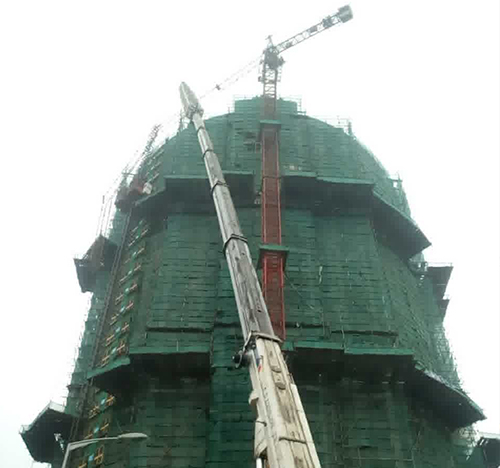 池州市吊车在工地上作业